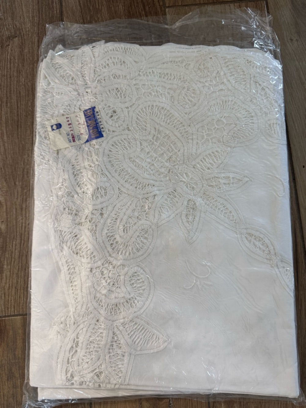 White Embroidered Tablecloth with Floral Lace Trim bottom lace size 72x108